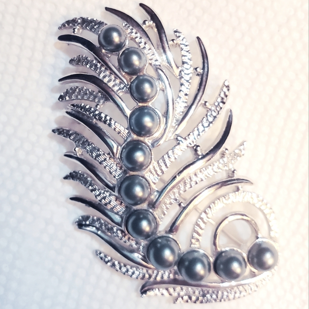 Vintage Sarah Coventry Fern with Gray Pearl's Pin Brooch